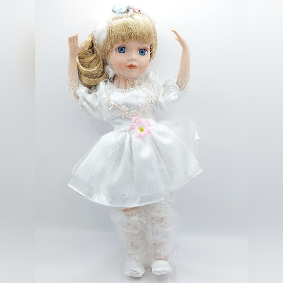 Vintage Heritage Signiture Collection Carlie Ballerina Porcelain Doll & mirror‎ - Picture 2 of 11